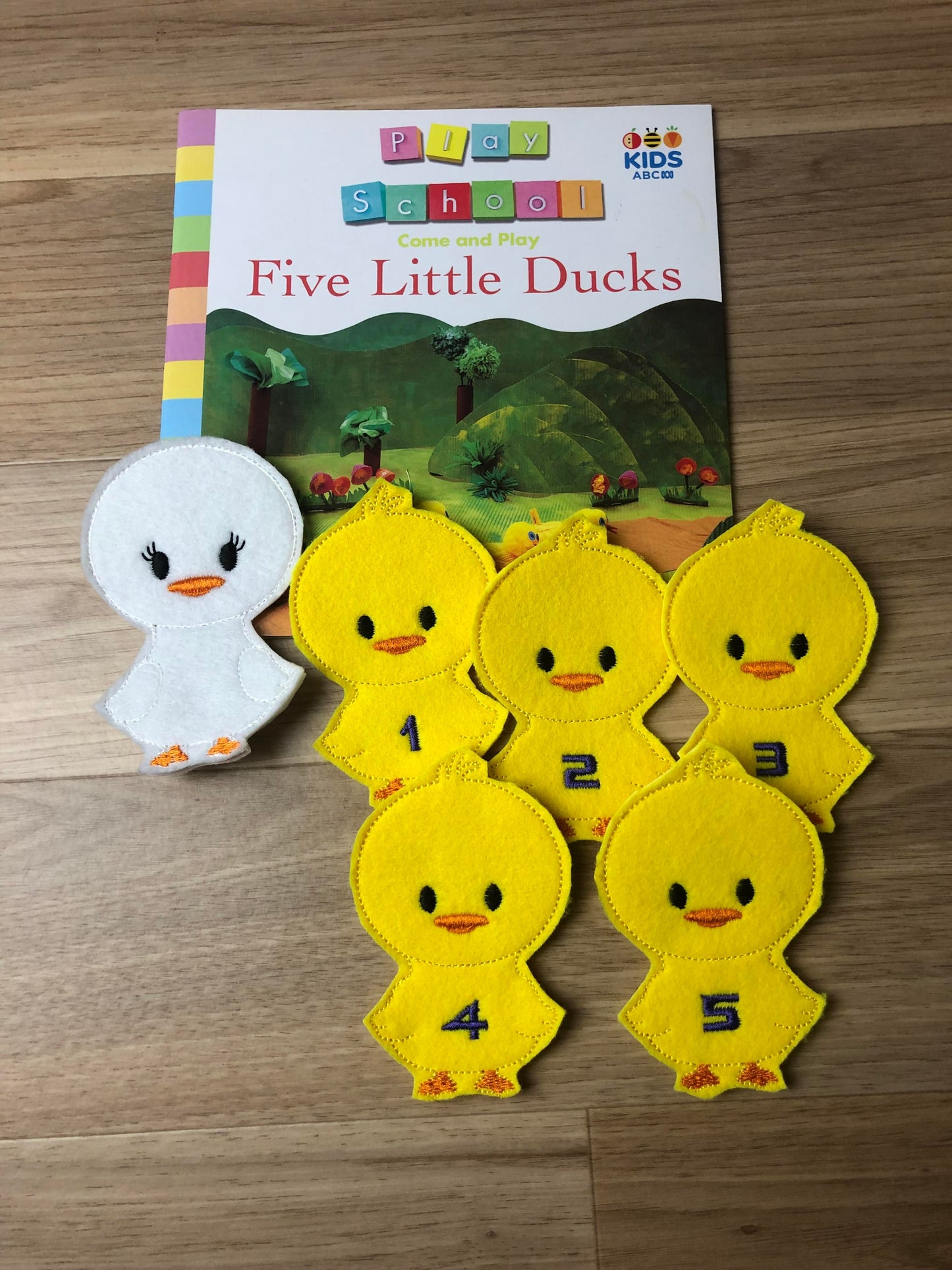 5 Little Ducks book and Finger Puppet Set