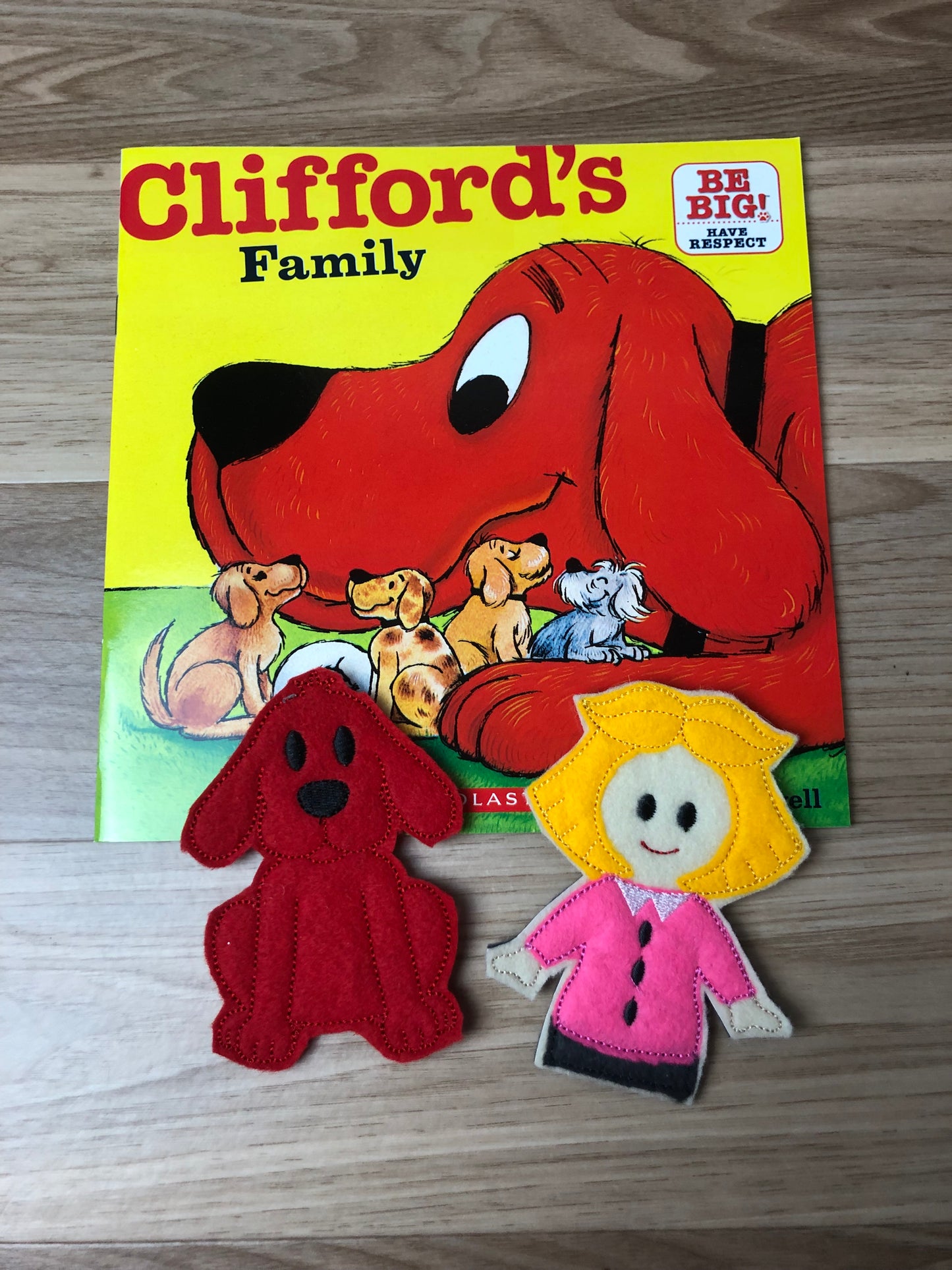 Clifford's Family Book  and Finger Puppet Set