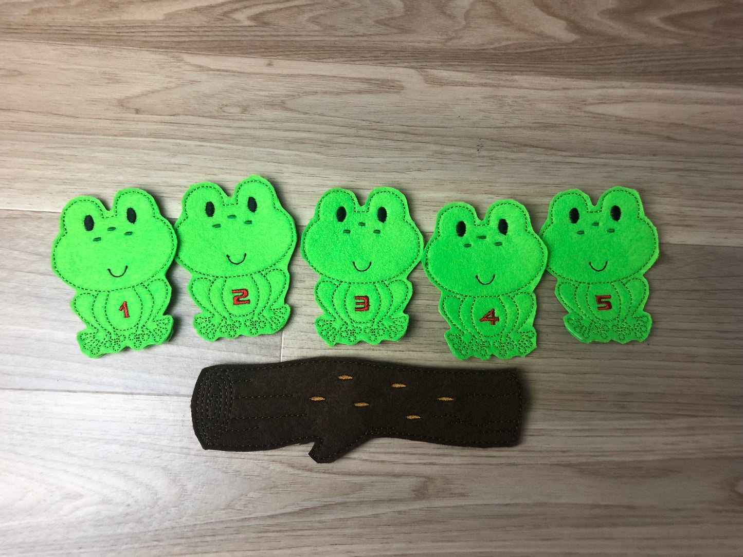 5 Speckled Frogs Finger Puppet Set